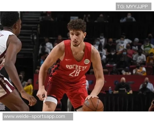 小莫布里首秀表现亮眼18分钟内砍下12分6板2助助球队取胜 小莫布里首秀表现亮眼18分钟内砍下12分6板2助助球队取胜