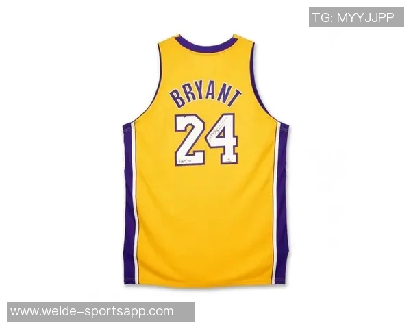 科比亲穿24号球衣拍出889万美元创纪录06年仅售10000美元